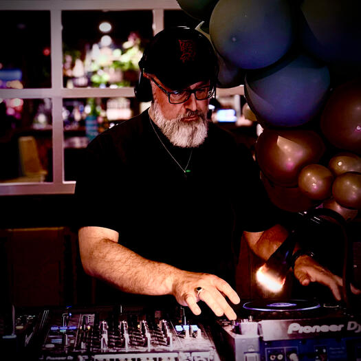 DJ